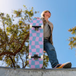Skateboard Cartón retro estético vibrante morado azul<br><div class="desc">Patinar en un estilo surrealista con esta cubierta de patinaje sobre tablero de ajedrez violeta y azul. El divertido y distorsionado patrón de control añade un giro audaz a un clásico nostálgico, perfecto para los trendsetters que aman la energía retro Y2K y las imágenes tripales. Ideal para los adolescentes, los...</div>
