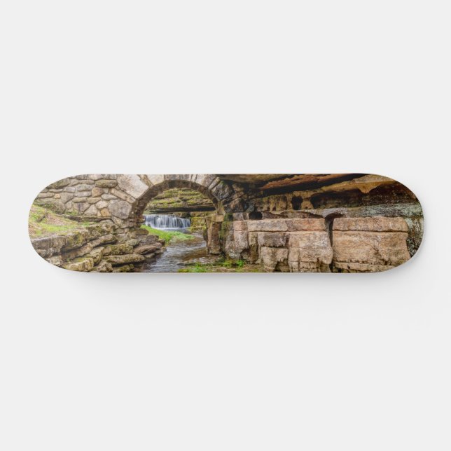 Skateboard Cascada Ozarks bajo puente (Horz)