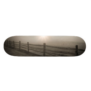 Skateboard Cerca y resplandor solar a través de la niebla