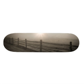 Skateboard Cerca y resplandor solar a través de la niebla