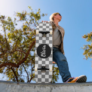 Skateboard Checkerboard de color blanco y gris de nombre pers