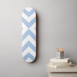 Skateboard Chevrons azul claro y blanco<br><div class="desc">En este diseño geométrico audaz y original convergen los cavernas azules y blancos alternativos. 

 Imagen creada digitalmente. 
 Copyright © Claire E. Skinner. Todos los derechos reservados.</div>