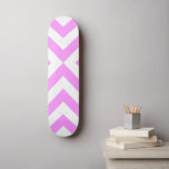 Skateboard Chevrons rosados y blancos<br><div class="desc">En este patrón geométrico femenino creado a partir de cero,  convergen los chevrones rosados y blancos alternativos (formas V). Imagen creada digitalmente. Copyright © Claire E. Skinner. Todos Los Derechos Reservados.</div>