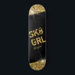 Skateboard Chica de esquí Purpurina de oro negro Girly Person<br><div class="desc">Skateboard personalizada Purpurina negro y dorado con diseño de comillas de texto "SK8 GRL" y personalización de nombres opcional, incluye una llamativa obra de arte impresa a imitación con bengalas purpurinoso infundidas con un diseño deportivo, perfecto como decoración de pared, keepsake o skateboard de diseño para usar en el parque....</div>