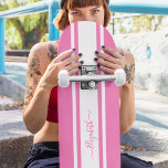 Skateboard Chica de patinaje Bandas de Carreras blanca rosada<br><div class="desc">Crea tu propia tipografía personalizado, personalizada, clásica, de carreras en blanco y rosado, fresca, elegante, elegante y elegante guión de tipografía, cubierta de patinaje en forma de competencia de arce de roca dura de la mejor calidad. Para el personalizar, simplemente escriba su nombre / monograma / iniciales. Mientras agrega /...</div>