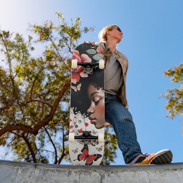 Skateboard Chica negro caprichoso con Rosas y mariposas (Exterior 1)