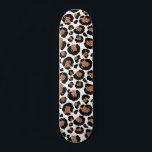 Skateboard Chita blanca y Relieve metalizado dorado - Patrón<br><div class="desc">Patrón de animales manchados de Relieve metalizado dorado y queso blanco o leopardo. El Big Cat Animal Print utiliza un Relieve metalizado falso moderno y dorado. El Cheetah Print es un gran regalo para un fiesta salvaje.</div>
