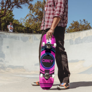 Skateboard Ciberpunk Neón Obedece Ropa Urbana Sci-Fi Ciudad