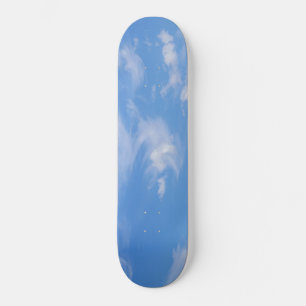 Skateboard Cielo Azul Con Nubes Vestidas
