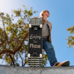 Skateboard Cita motivacional Disfrute del viaje con olas de n<br><div class="desc">Este skateboard viene con una cita motivacional Enjoy the Ride sobre un fondo negro. El diseño tiene ondas digitales abstractas a cada lado. Puede cambiar el texto,  su fuente,  color y tamaño. El fondo es negro,  pero también puedes cambiarlo.</div>