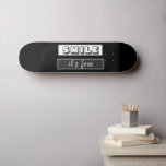 Skateboard Cita motivacional Sonreír es negro informal y libr<br><div class="desc">Un moderno y elegante skateboard deportivo con una oferta motivacional Smile it's gratis. El fondo es negro,  pero puede cambiar los colores haciendo clic en el botón "personalizar".</div>