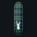 Skateboard Clan Campbell Plaid, Navidad de Tartán Personaliza<br><div class="desc">Funda tartan de Campbell,  el clan cutáneo,  con silueta de ciervo y tartán Campbell en verde y cheque azul.</div>