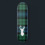 Skateboard Clan Campbell Plaid, Navidad de Tartán Personaliza<br><div class="desc">Funda tartan de Campbell,  el clan cutáneo,  con silueta de ciervo y tartán Campbell en verde y cheque azul.</div>