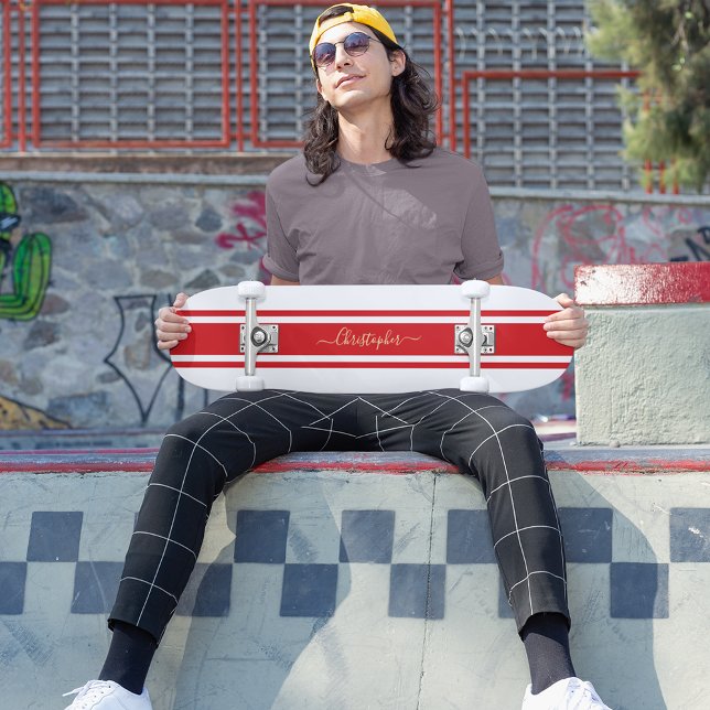 Skateboard Clásica Carreras Roja Blanca Bandas Doradas Monogr (Classic White Red Racing Stripes Gold Monogrammed Skateboard)