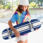 Skateboard Clásico Azul Carreras Blanca Bandas Doradas Monogr<br><div class="desc">Crea tus propias rayas de carreras personalizado, personalizadas, clásicas, azul marino y blanco, genial, elegante y elegante escritura de tipografía de faux gold, la mejor competición de arce de roca dura de calidad en forma de cubierta de skateboard. Para el personalizar, simplemente escriba su nombre / monograma / iniciales. Mientras...</div>