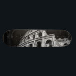 Skateboard Coliseo romano con dibujos arquitectónicos<br><div class="desc">Una imagen del Coliseo Romano con dibujos arquitectónicos de los arcos. Una de las nuevas siete maravillas del mundo,  el estilo del edificio sigue influyendo en el diseño moderno. Un gran regalo para alguien que ama la arquitectura o estudia la Roma antigua.</div>