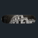 Skateboard Coliseo romano con dibujos arquitectónicos<br><div class="desc">Una imagen del Coliseo Romano con dibujos arquitectónicos de los arcos. Una de las nuevas siete maravillas del mundo,  el estilo del edificio sigue influyendo en el diseño moderno. Un gran regalo para alguien que ama la arquitectura o estudia la Roma antigua.</div>
