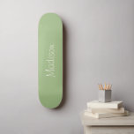 Skateboard Color sólido verde claro de sabio claro con nombre<br><div class="desc">Fondo de color sólido verde claro con el nombre en crema. Estética minimalista. Color de moda. Se puede personalizar / personalizar.</div>