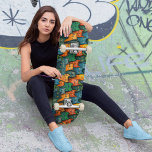 Skateboard colorida para gatos de Guay<br><div class="desc">Este diseño de Guay con un patrón impecable cuidadosamente diseñado con gatos multicolores en tonos naranjas, amarillos, rojos, azules y verdes con sombra oscura hará que tu patineta destaque entre la multitud. Personalice la cubierta con su texto y deje que su tabla de gato fresco sea la luz del sol...</div>