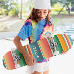 Skateboard Coloridas bandas tribales nombre personalizado Per<br><div class="desc">La tabla de patinaje de nombres personalizados Personalizado de franjas tribales coloridas incluye su nombre personalizado en la tipografía moderna sobre un fondo de rayas coloridas en verde, naranja, rojo y blanco. Personalice editando el texto en el cuadro de texto proporcionado. Dé un regalo hecho por el personalizado, patineta personalizada...</div>