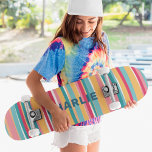 Skateboard Coloridas franjas modernas nombre personalizado Pe<br><div class="desc">La placa de patinaje de nombres personalizados Personalizado Colorful Modern Stripes incluye su nombre personalizado en la tipografía moderna sobre un fondo de rayas coloridas en rosa, azul, naranja y blanco. Personalice editando el texto en el cuadro de texto proporcionado. Dé un regalo hecho por el personalizado, patineta personalizada a...</div>