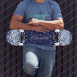 Skateboard Comfetti azul marino nombre chica elegante<br><div class="desc">Un fondo azul marino. Personaliza y agrega tu nombre. Decorada con comfetti azul claro. El nombre está escrito con una escritura de estilo con letras a mano moderna.</div>