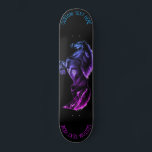 Skateboard con Personalizado del caballo negro ver<br><div class="desc">Skateboard con sus colores y texto - Caballo salvaje negro vertical - Pintura en blanco y negro - Añadir su texto único - Nombre / colores - Elegir su texto favorito y colores de fondo - Redimensionar y mover o eliminar elementos con la herramienta de personalización. Por favor, vea mis...</div>