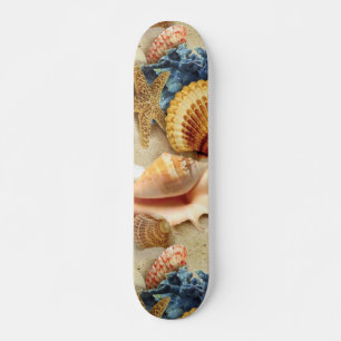 Skateboard conchas marinas en la playa
