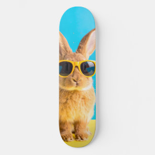 Skateboard conejo con gafas de sol