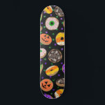 Skateboard Confetti, Purpurina de Guay, se burla de Halloween<br><div class="desc">Este fresco y lindo patrón de Halloween es perfecto para una sensación divertida y dulce. Cuenta con calabaza de linterna Jack o', fantasma, araña, maíz dulce, monstruo, y donuts de ilustracion de ojos encima de confusas confeti de purpurina brillante impreso con un simple fondo negro. La combinación de colores es...</div>