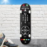 Skateboard Control remoto de TV Guay de estilo moderno negro<br><div class="desc">Traiga el mundo del entretenimiento al aire libre con esta tabla de patinaje con temática de control remoto. El diseño,  hecho para parecer un control remoto típico de TV,  incluye botones,  flechas,  números y símbolos.</div>