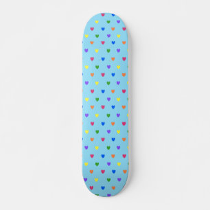 Skateboard Corazones de polka arcoiris sobre azul bebé