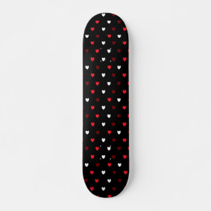 Skateboard corazones rojos y blancos sobre negro
