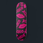 Skateboard Cotización XOXO Patrón de lápiz labial Neón negro<br><div class="desc">Este lindo y fresco patrón es perfecto para la muchacha. Presenta labios pintados a mano de lápiz labial rosa de neón y la cita tipográfica "Xoxo", encima de un simple fondo negro. Es adorable, moda, moderno y único; perfecto para tu estilo diario o incluso un regalo especial para el El...</div>