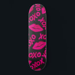 Skateboard Cotización XOXO Patrón de lápiz labial Neón negro<br><div class="desc">Este lindo y fresco patrón es perfecto para la muchacha. Presenta labios pintados a mano de lápiz labial rosa de neón y la cita tipográfica "Xoxo", encima de un simple fondo negro. Es adorable, moda, moderno y único; perfecto para tu estilo diario o incluso un regalo especial para el El...</div>