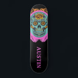 Skateboard Cráneo de azúcar personalizado<br><div class="desc">Un atrevido día cara temeroso de patineta muerta con cráneo de azúcar pintado en naranja,  turquesa y rosa caliente,  en un fondo de pizarra con un tipo de letra peculiar.</div>