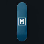Skateboard Crear su propia plantilla de monograma azul y blan<br><div class="desc">Crea tu propia plantilla de monograma: patineta azul y blanca. Añada fácilmente el monograma inicial en color blanco sobre un fondo oscuro. elija el tipo de cubierta en el menú de opciones.</div>