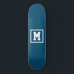 Skateboard Crear su propia plantilla de monograma azul y blan<br><div class="desc">Crea tu propia plantilla de monograma: patineta azul y blanca. Añada fácilmente el monograma inicial en color blanco sobre un fondo oscuro. elija el tipo de cubierta en el menú de opciones.</div>