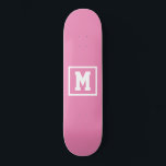 Skateboard Crear su propia plantilla de monograma rosa y blan<br><div class="desc">Crea tu propia plantilla de monograma patinador rosa y blanco. Añadir fácilmente el monograma inicial en color blanco sobre un fondo oscuro. elija el tipo de cubierta en el menú de opciones.</div>