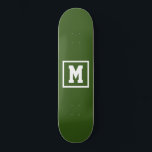 Skateboard Crear su propia plantilla de monograma verde y bla<br><div class="desc">Crea tu propia plantilla de monograma patinador verde y blanco. Añada fácilmente el monograma inicial en color blanco sobre un fondo oscuro. elija el tipo de cubierta en el menú de opciones.</div>