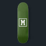 Skateboard Crear su propia plantilla de monograma verde y bla<br><div class="desc">Crea tu propia plantilla de monograma patinador verde y blanco. Añada fácilmente el monograma inicial en color blanco sobre un fondo oscuro. elija el tipo de cubierta en el menú de opciones.</div>