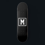 Skateboard Crear una plantilla de monograma propia en blanco<br><div class="desc">Crea tu propia plantilla de monograma patineta en blanco y negro. Añada fácilmente el monograma inicial en color blanco sobre un fondo oscuro. elija el tipo de cubierta en el menú de opciones.</div>