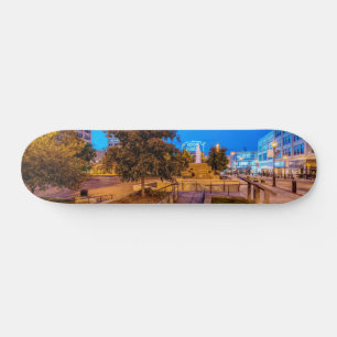Skateboard Crepúsculo En Park Central Square