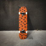 Skateboard Crepúsculo patinador de arañas de Halloween<br><div class="desc">Espinosas arañas en un fondo naranja</div>