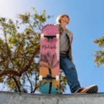 Skateboard Cuadros de nombres personalizados de tablero de pa<br><div class="desc">Patinaje de diseño retro futurista de árbol de palmeras diseñado por Dream Big Digital Design Un patineta tropical con un diseño abstracto de puesta de sol rosa.</div>