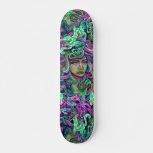 Skateboard Cubierta femenina verde y púrpura de la medusa del