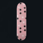 Skateboard Cubierta para patinaje sobre patinaje con arranque<br><div class="desc">Esta cubierta de patinaje con arnés de color rosa atómico tiene toda la diversión moderna de mediados de siglo de la cocina de su abuela, menos el linóleo pegajoso. El diseño kitsch tiene un fondo rosa con especkles de oro y estribos colocados al azar en negro y dos tonos rosas....</div>
