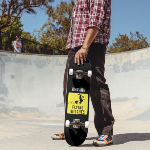 Skateboard CUIDADO BRUJAS VOLADORAS divertido halloween