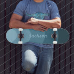 Skateboard Curvas retro modernas azul personalizado<br><div class="desc">Curvas retro vintage simples de Guay en skateboard de nombre personalizado monocromático azul. Tipografía retro moderna y plantillas fáciles de usar. Diseño hippie moderno y personalizado de los años 70. Pintura original de la artista Catherine Sweetman</div>