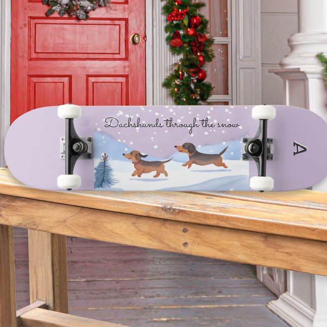 Skateboard Dachshunds A Través De Los Monogramados Navidades  (A skateboard with 'Dachshunds through the snow' caption and cute cartoon of sausage dogs)